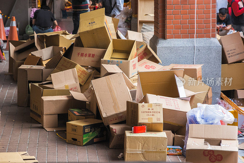 台湾台北迪化街中国年货市场的街角堆满了用过的纸板箱