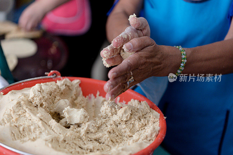 玉米粉圆饼面团