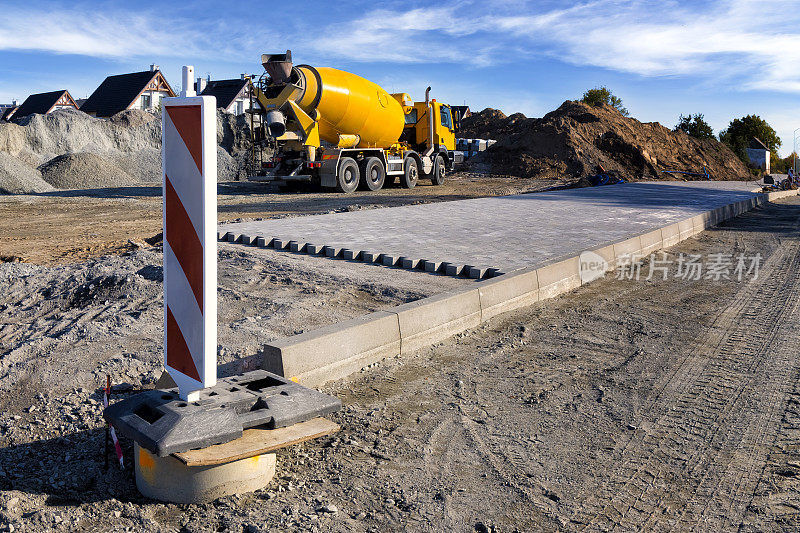 混凝土搅拌车在郊区修建一条当地公路