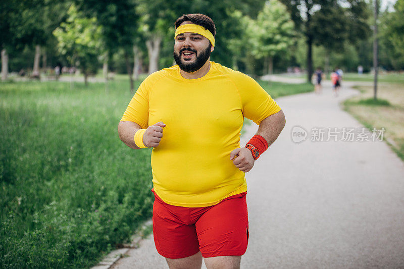 年轻的大个子男人在公园慢跑