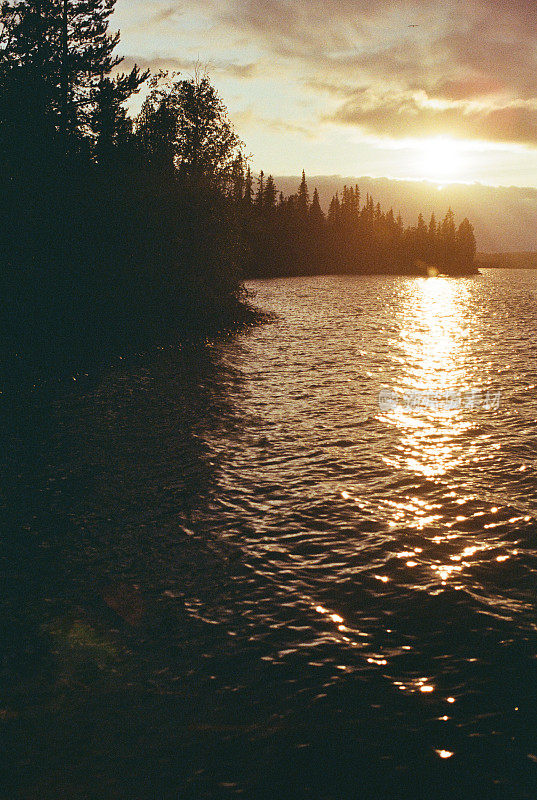 日落时的湖景