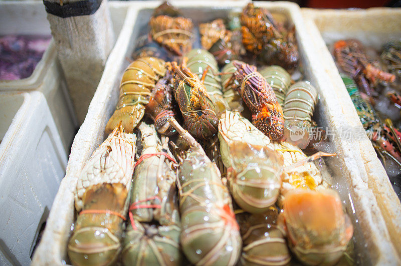 在印尼市场的海鲜市场关闭新鲜的龙虾