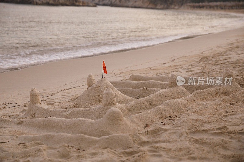 在海边的沙滩上放松。沙滩假日