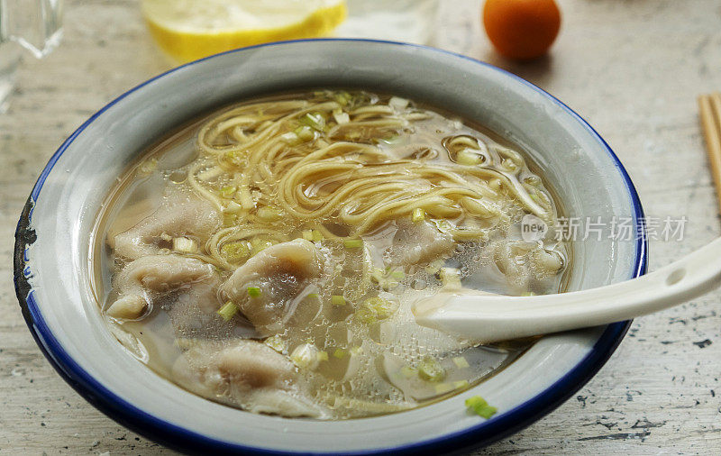 中国自制面条和馄饨