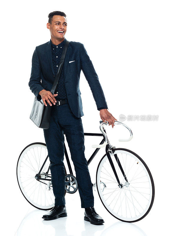 非裔美国人年轻男性潮人站在前面的白色背景，穿着信使包，拿着包和使用自行车
