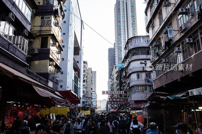 拥挤的香港九龙街头小吃市场