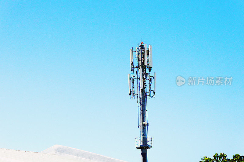 电信塔为手机映蓝天