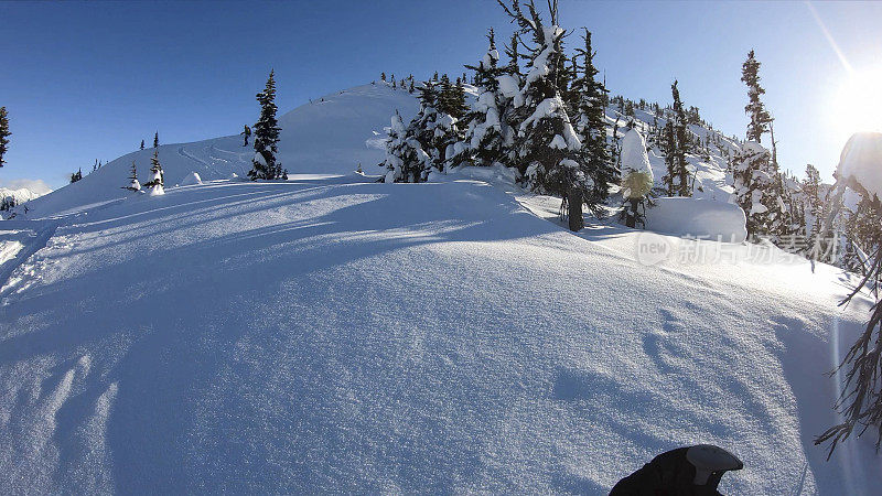 第一人称视角POV背国家滑雪下山高山斜坡