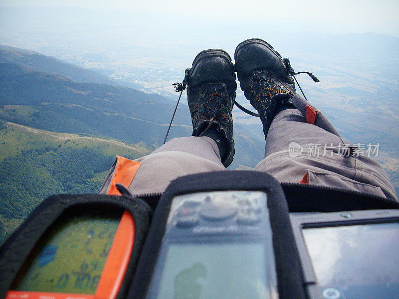 观点。半空中滑翔飞行员，空中飞行，越野飞行员，极限运动，冒险