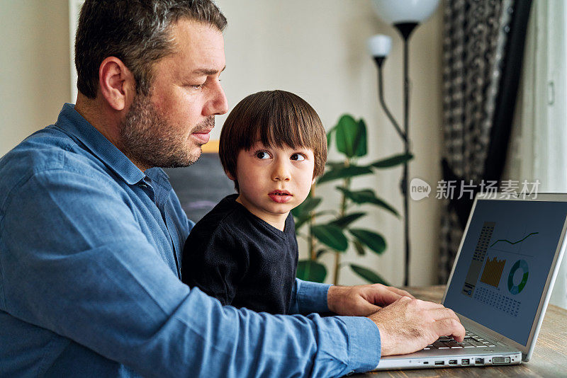 带着孩子在家工作的商人。