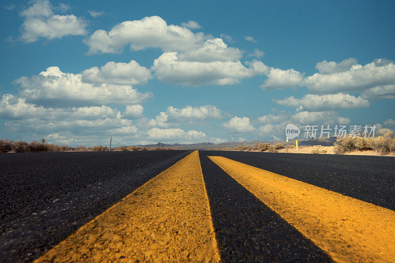 加州沙漠中的黄色道路线