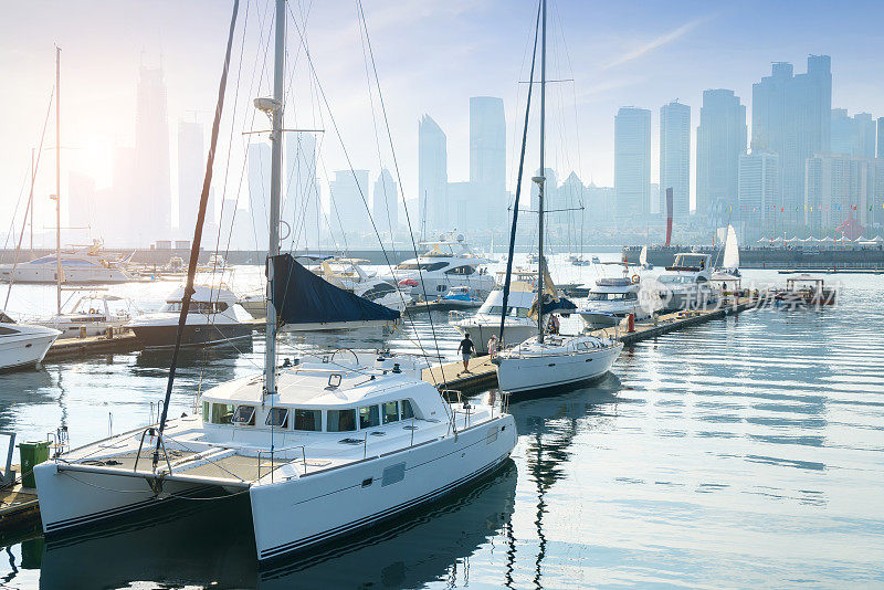 在中国青岛，帆船停靠在奥林匹克帆船中心码头