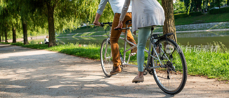 情侣在公园里骑双人自行车