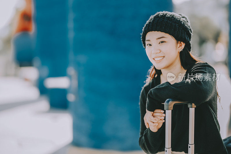 一位年轻的亚洲华人女孩在东南亚的马来西亚槟城旅游