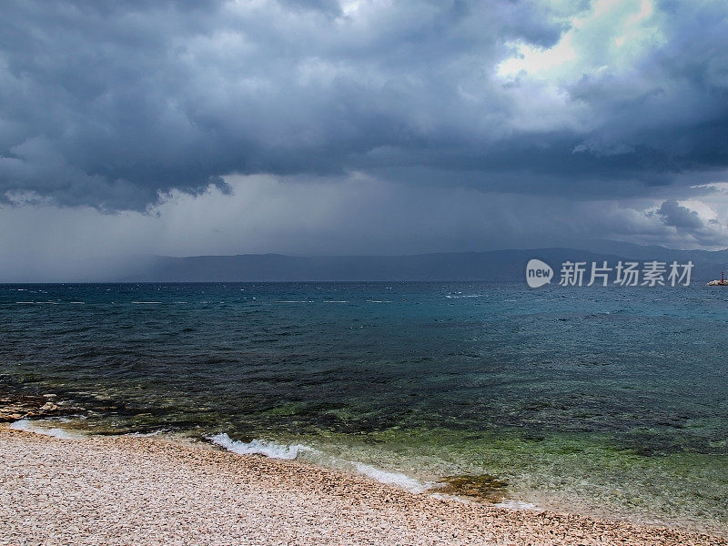 一场风暴席卷了亚得里亚海海滩