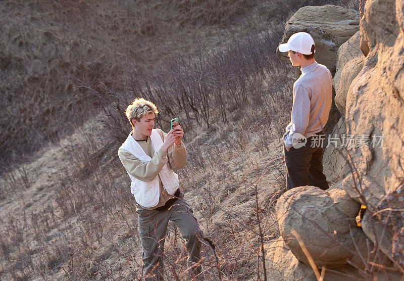 青少年照片拍摄与两个高加索男孩在Badlands
