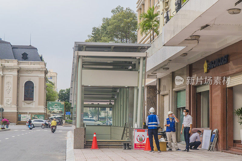 西贡歌剧院地铁站入口完工阶段。这里是地铁一号线:本清-锁田。