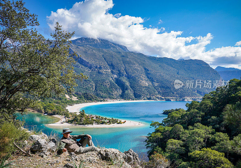 欣赏风景的摄影师。Ölüdeniz来自土耳其Fethiye。