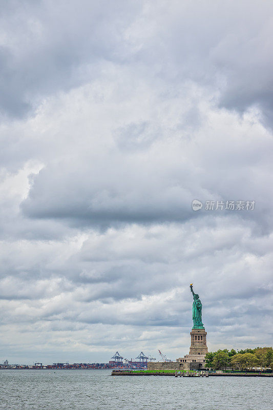 美国纽约的自由女神像。带有复制空间的Cloudscape背景