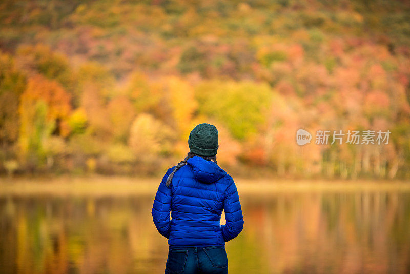 《秋景中的少女》。