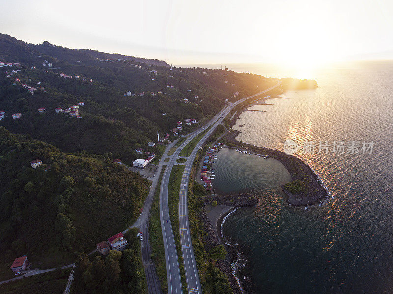 鸟瞰黑海海岸公路在一个晴朗的日子。