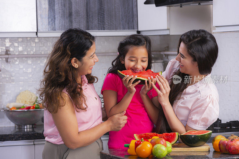 女性朋友制作水果沙拉库存照片