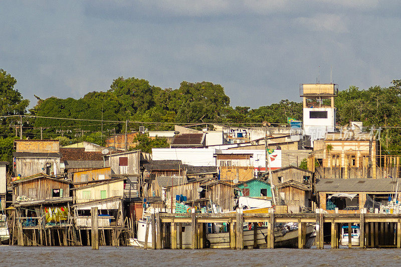亚马逊河上很穷的堆房子