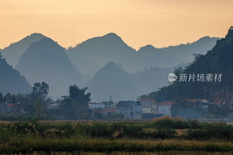 日落时分，越南北宋河谷的稻田