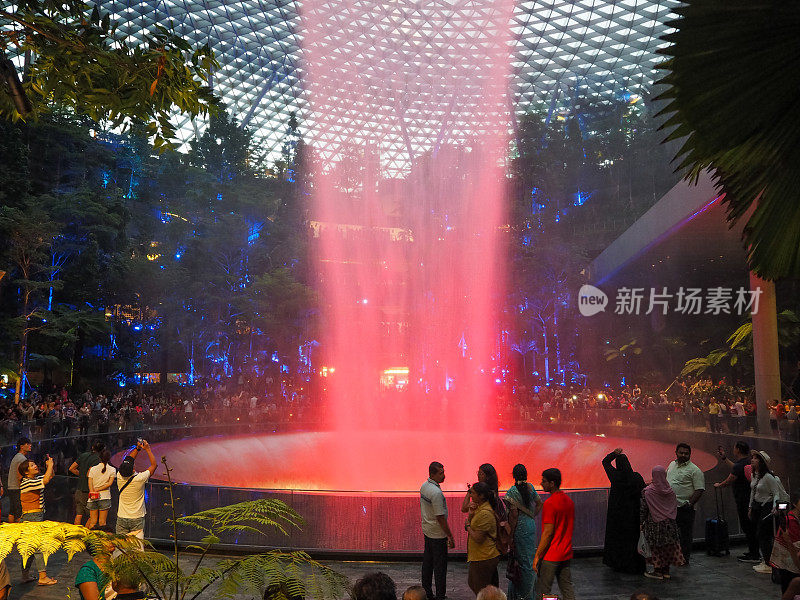 樟宜宝石机场和雨漩涡，世界上最大和最高的室内瀑布和室内林冠森林公园，新加坡