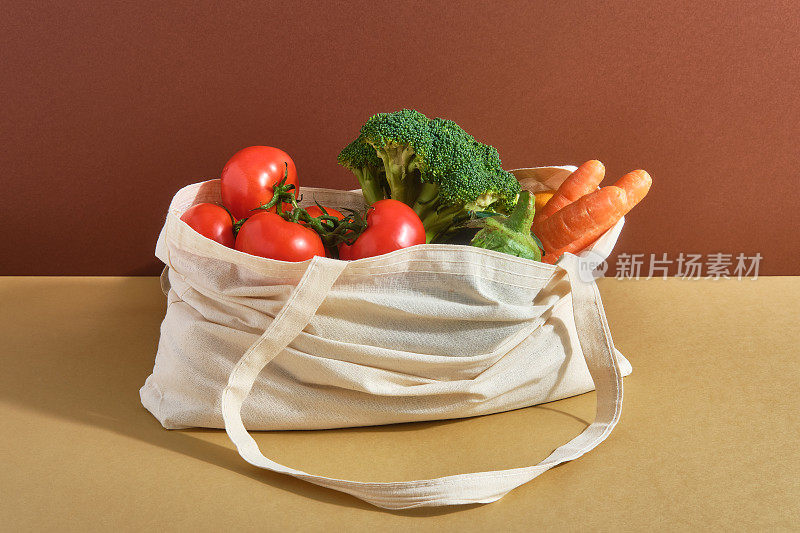 可重复使用的购物袋和新鲜蔬菜