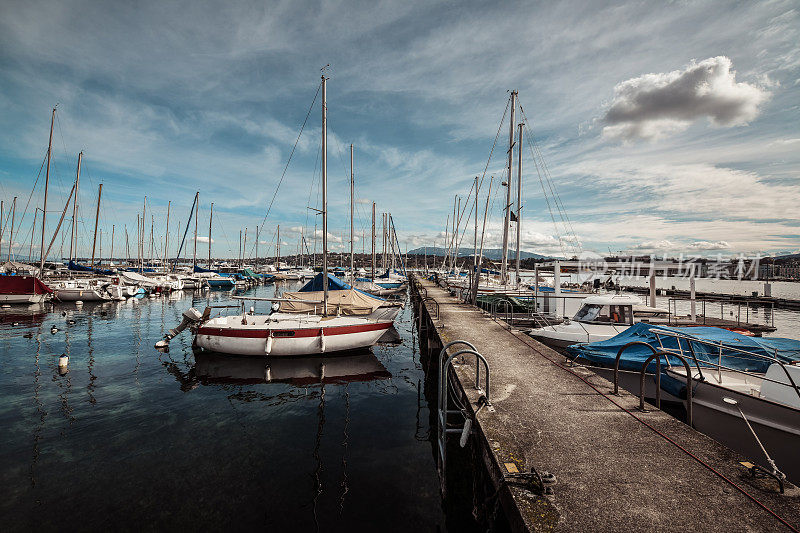 瑞士日内瓦湖两岸的码头和船只