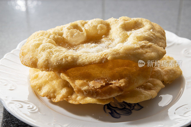 “Orejas”耳朵是典型的加利西亚狂欢节美食，由面粉和鸡蛋制成，是一种甜点