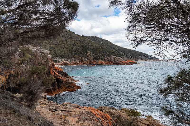 澳大利亚塔斯马尼亚岛弗雷西内半岛弗雷西内国家公园里的葡萄酒杯湾和沉睡的湾的风景