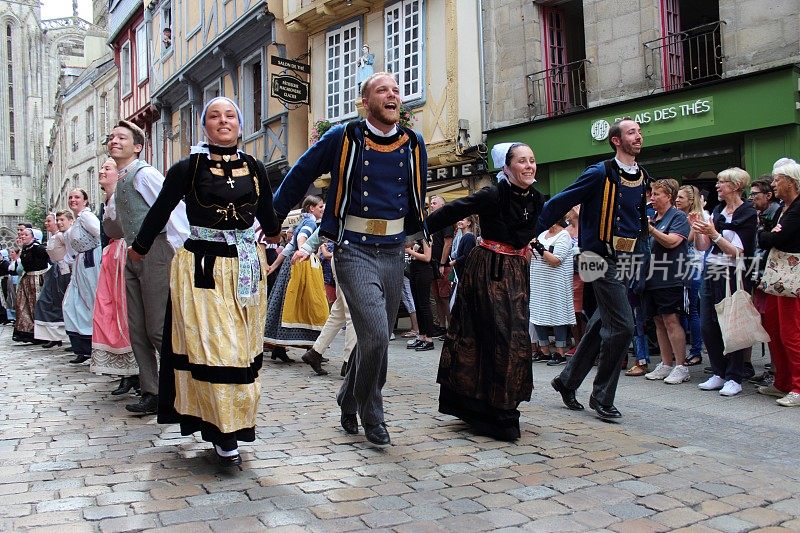在英属法国坎佩尔市一年一度的传统节日。