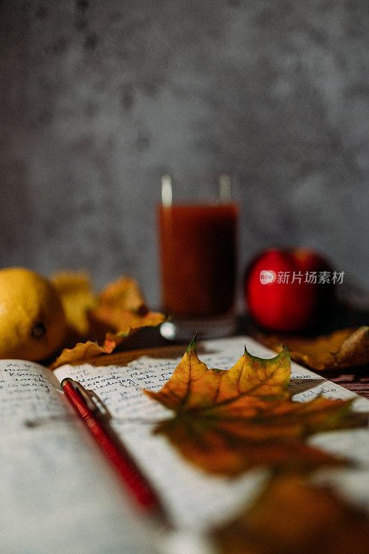 秋叶和一个旧的木制背景笔记本