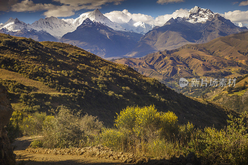 土路进入科迪勒拉布兰卡全景附近的瓦拉兹，秘鲁安第斯-卡什，秘鲁