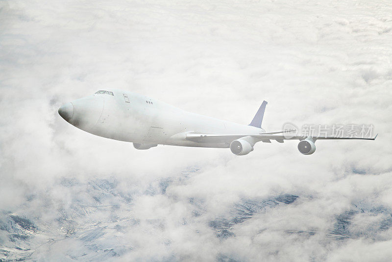 大型喷气式飞机飞越云层。