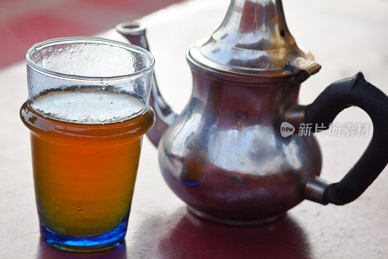 摩洛哥薄荷茶和茶壶(马拉喀什)