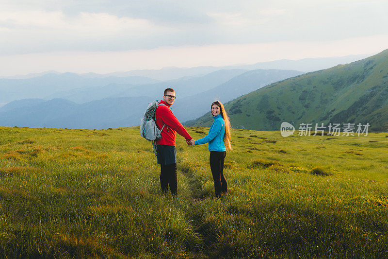 在山中徒步旅行时，家人感受到爱和自由