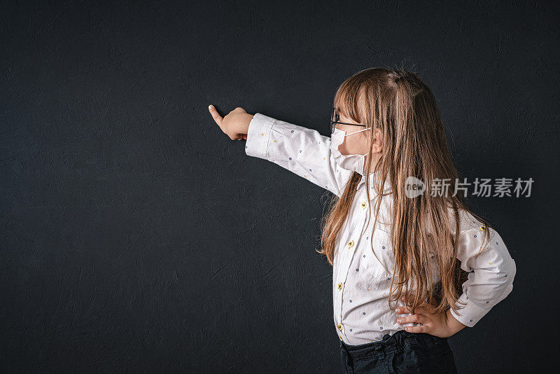 在学校戴防护口罩的女孩