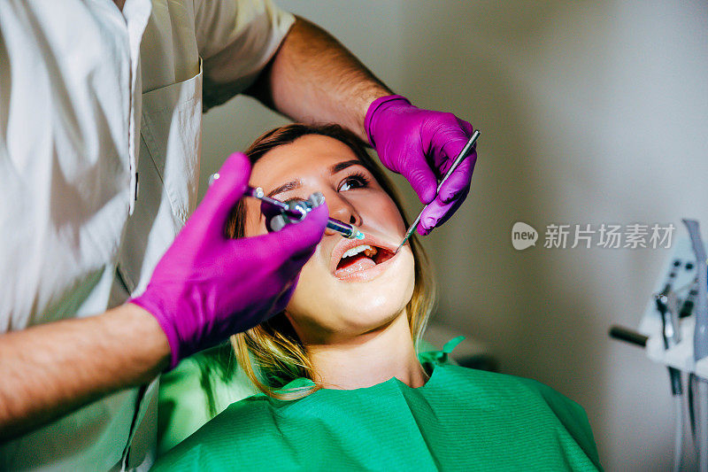牙医修复牙齿