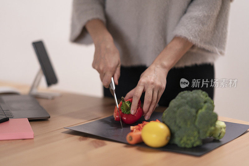 女人在厨房切菜。切有机食物的特写镜头