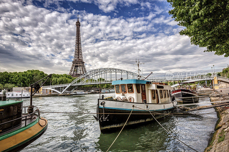 法国巴黎，船只停泊在塞纳河岸边