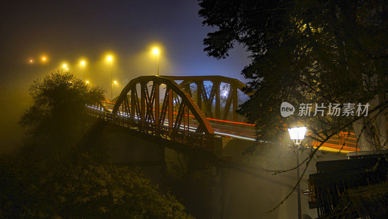 黎明时分，风景车开过大桥
