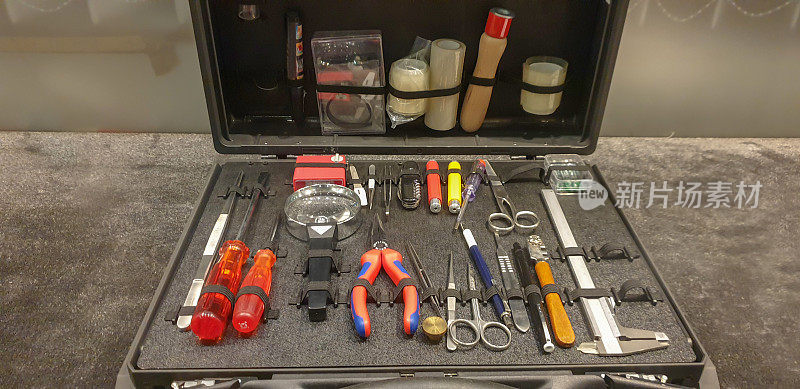 工具箱一套修理工具箱中的机械工具