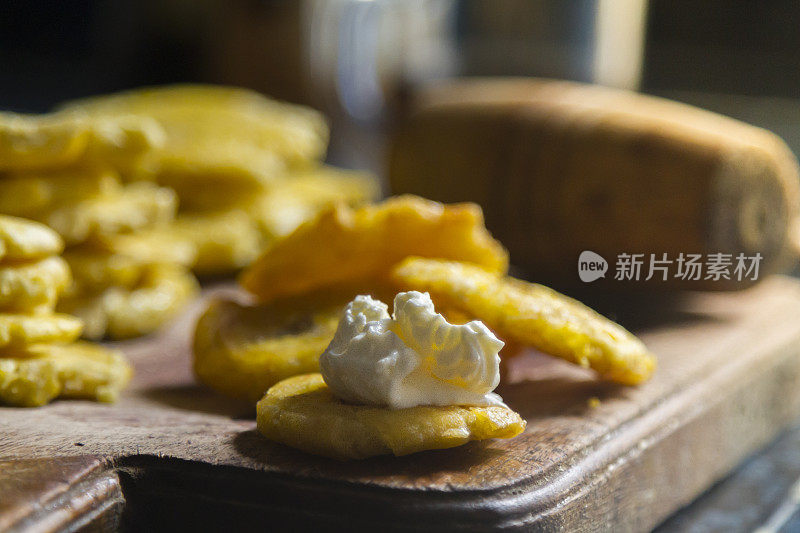 烹饪，油炸玉米饼或石-整个过程-真正的食物