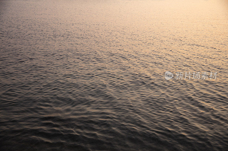 阳光照在水面上，水面泛起涟漪