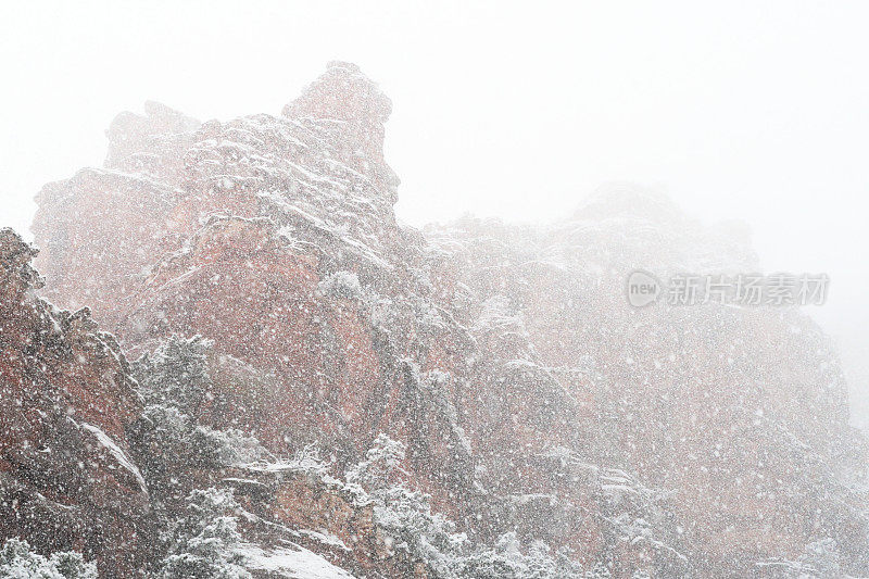 大雪风暴红岩沙漠山脊