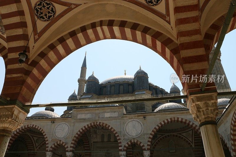 来自Edirne的Selimiye清真寺庭院的建筑部分，圆顶，圆柱和天花板和墙壁上的花卉装饰，窗户