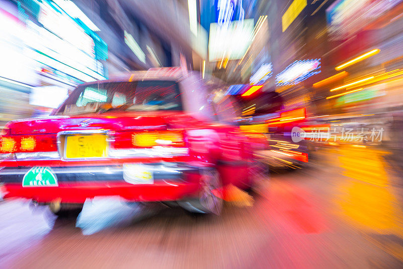 镜头模糊了雨中街上的香港出租车